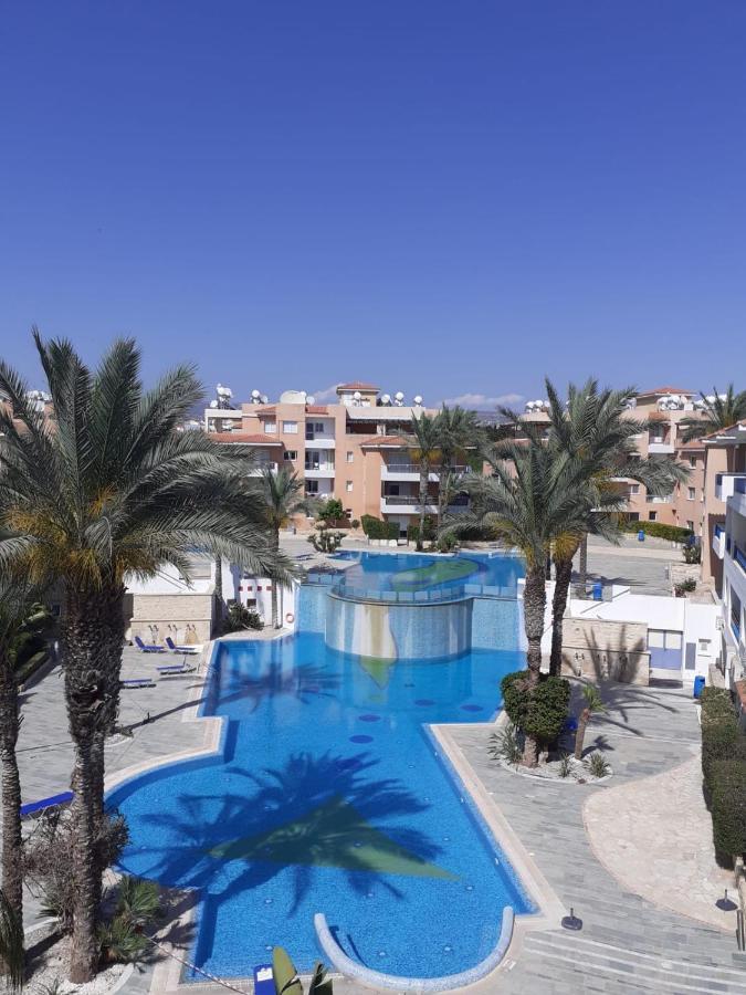Iris Village Grand Apartment Paphos Buitenkant foto