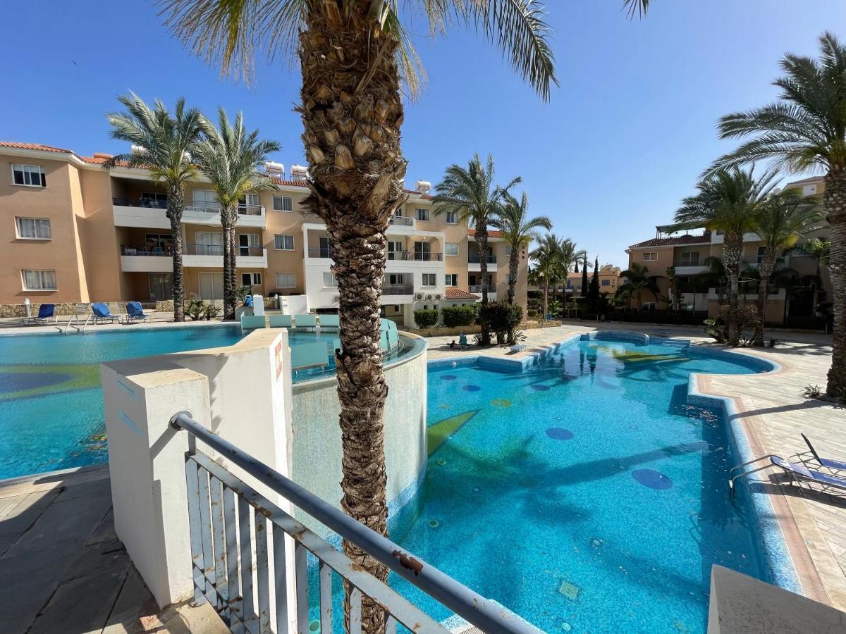 Iris Village Grand Apartment Paphos Buitenkant foto