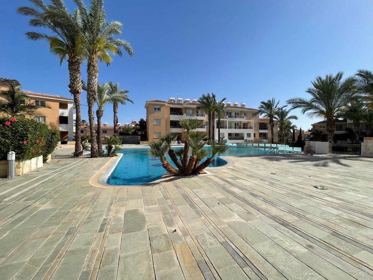 Iris Village Grand Apartment Paphos Buitenkant foto