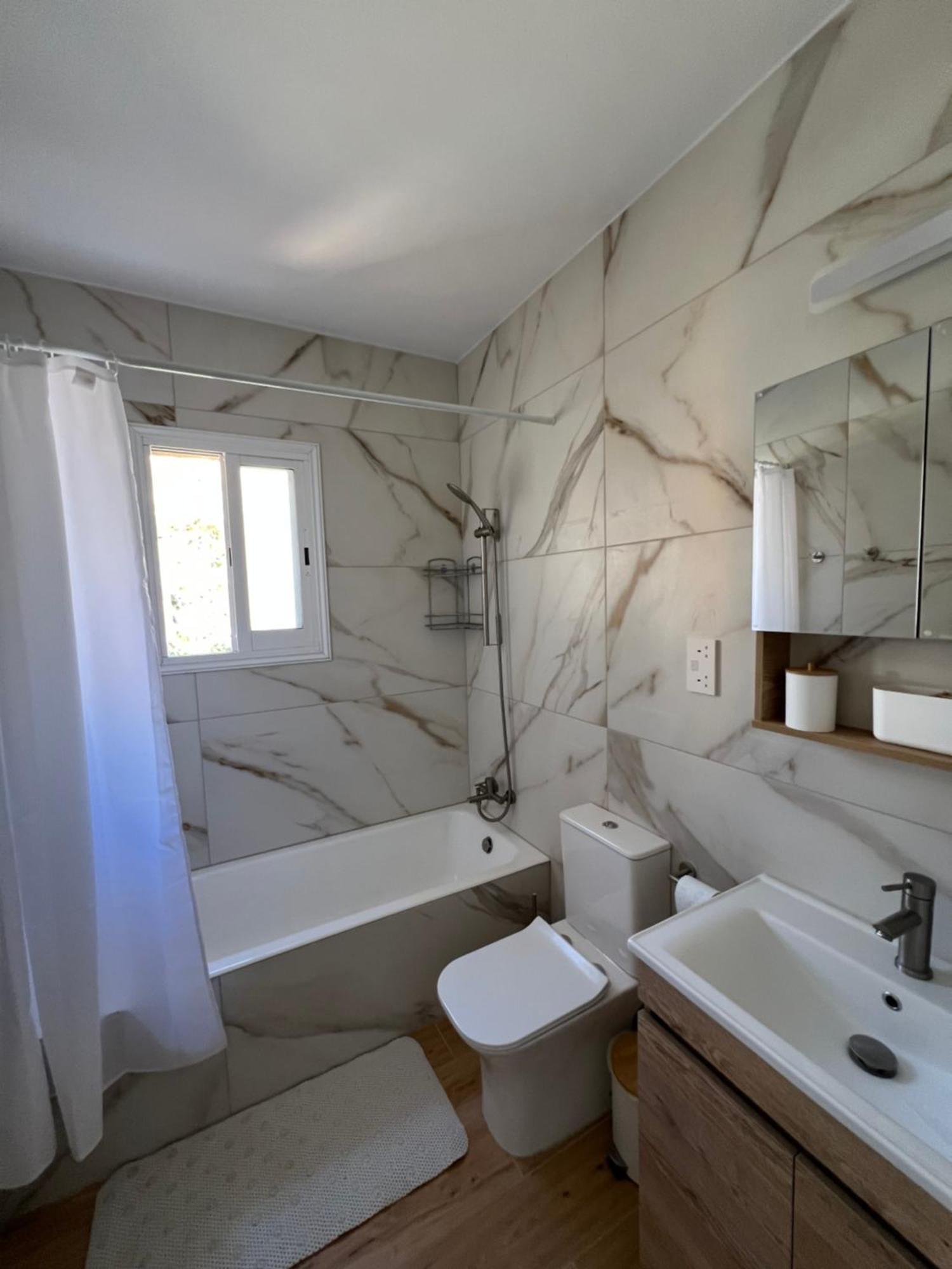 Iris Village Grand Apartment Paphos Buitenkant foto