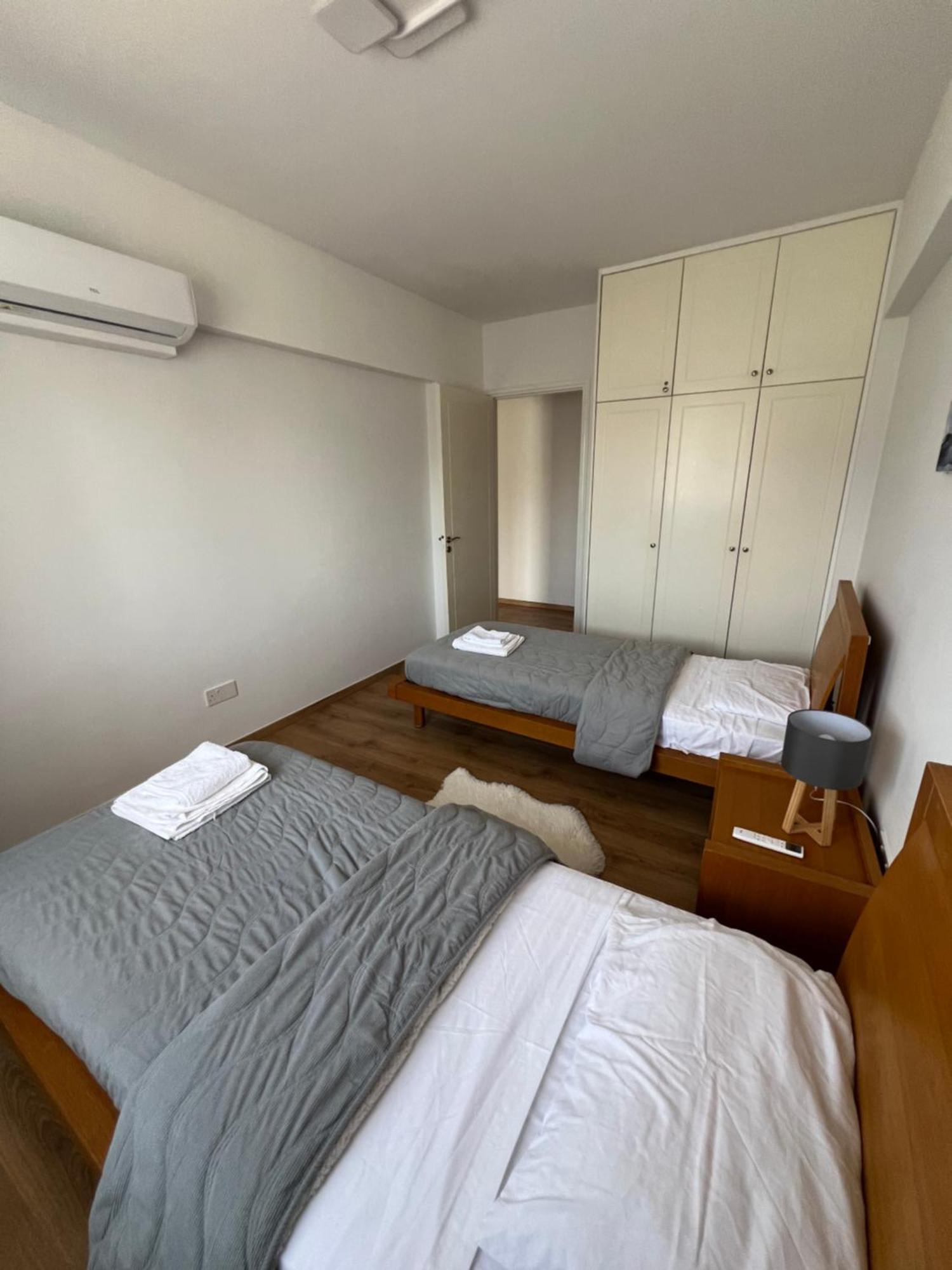 Iris Village Grand Apartment Paphos Buitenkant foto