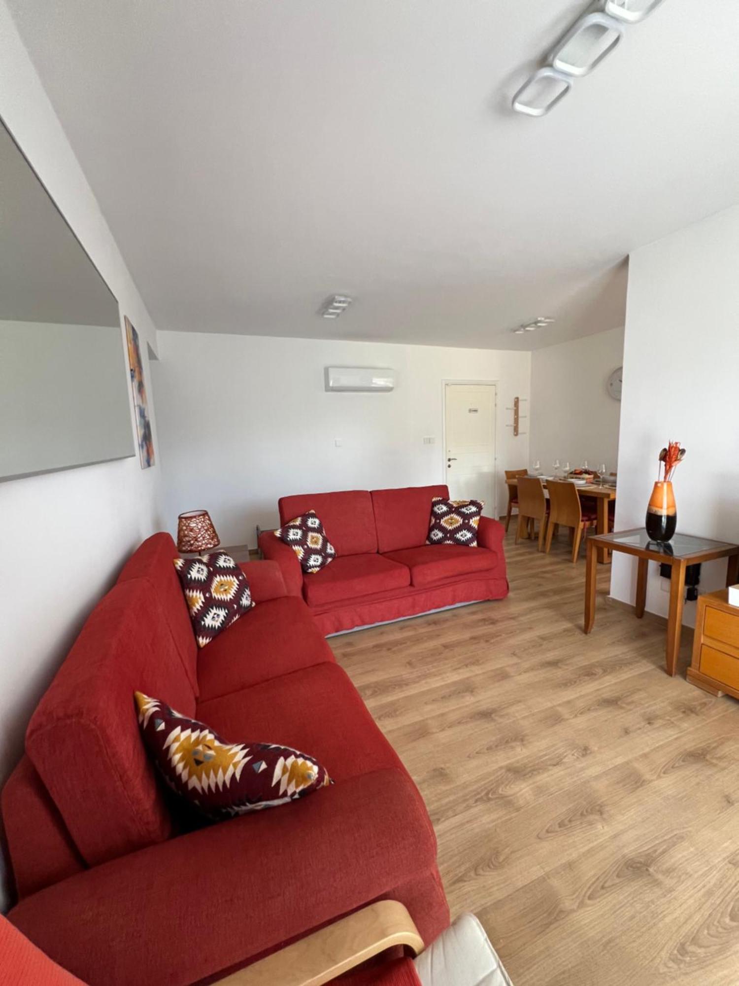 Iris Village Grand Apartment Paphos Buitenkant foto
