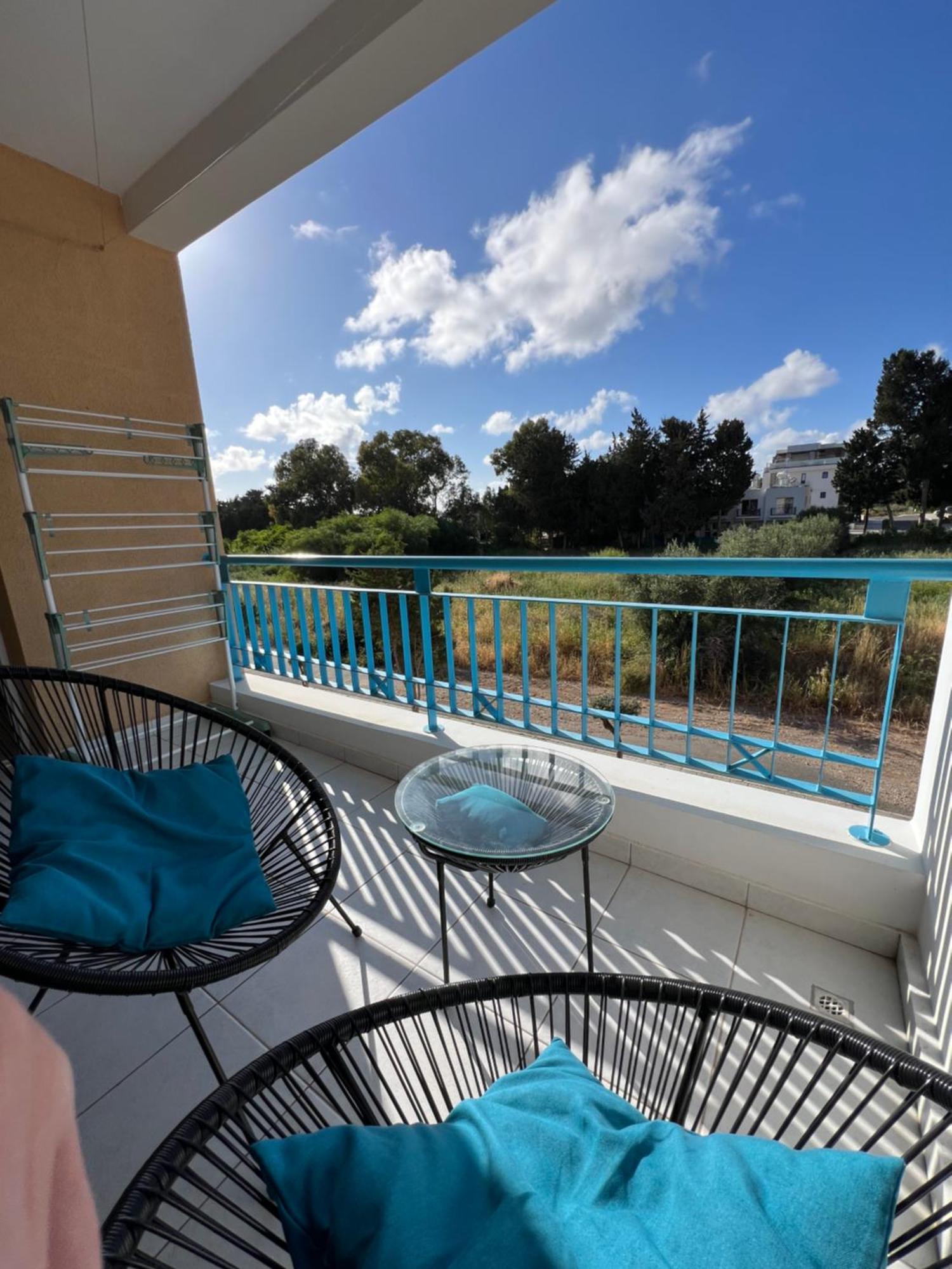 Iris Village Grand Apartment Paphos Buitenkant foto