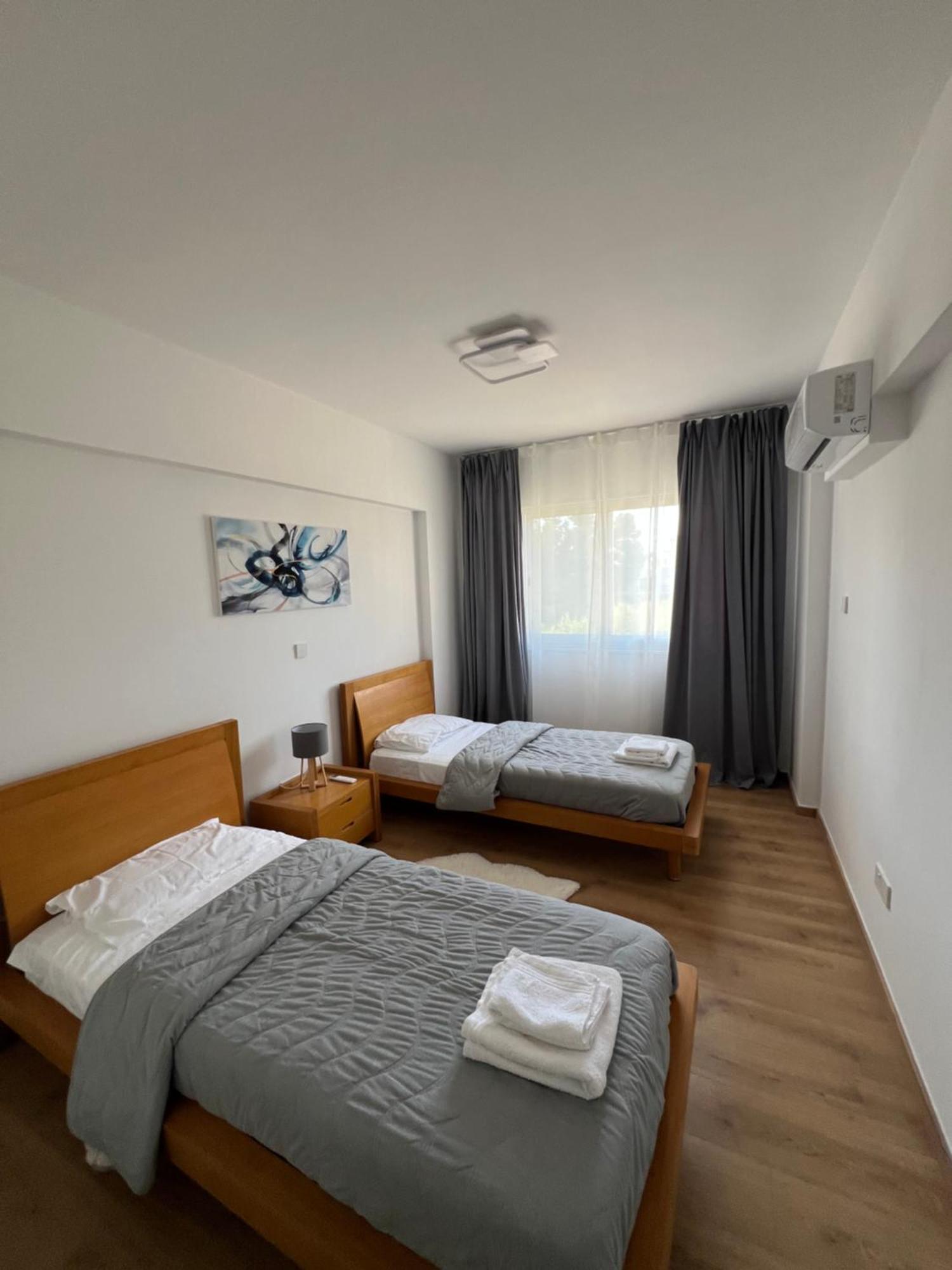 Iris Village Grand Apartment Paphos Buitenkant foto