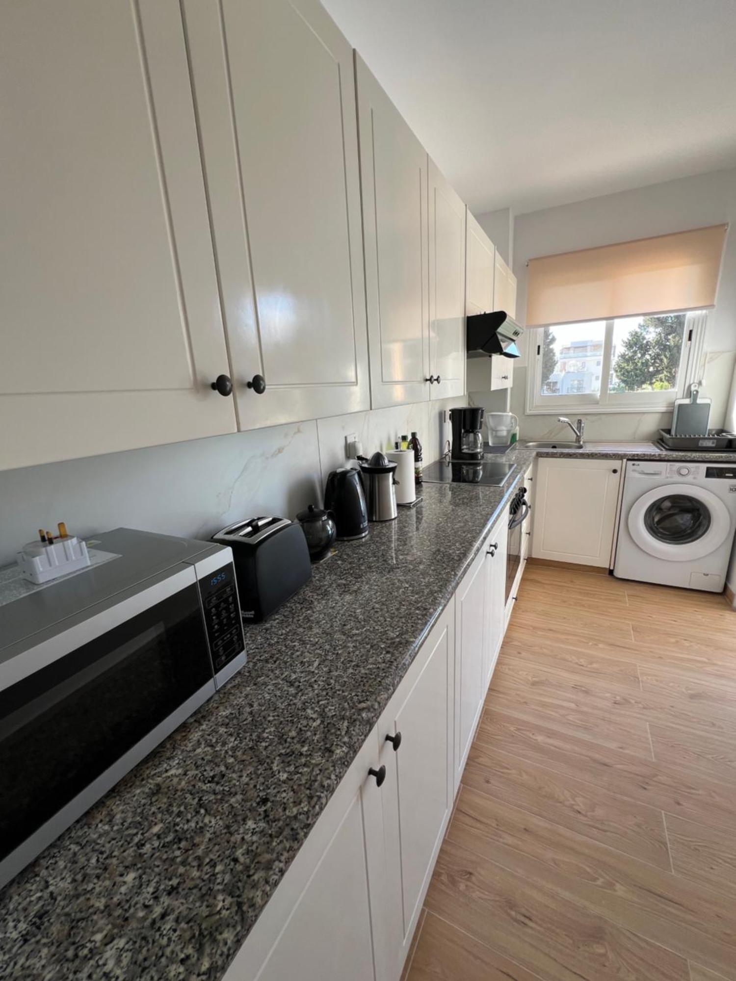 Iris Village Grand Apartment Paphos Buitenkant foto