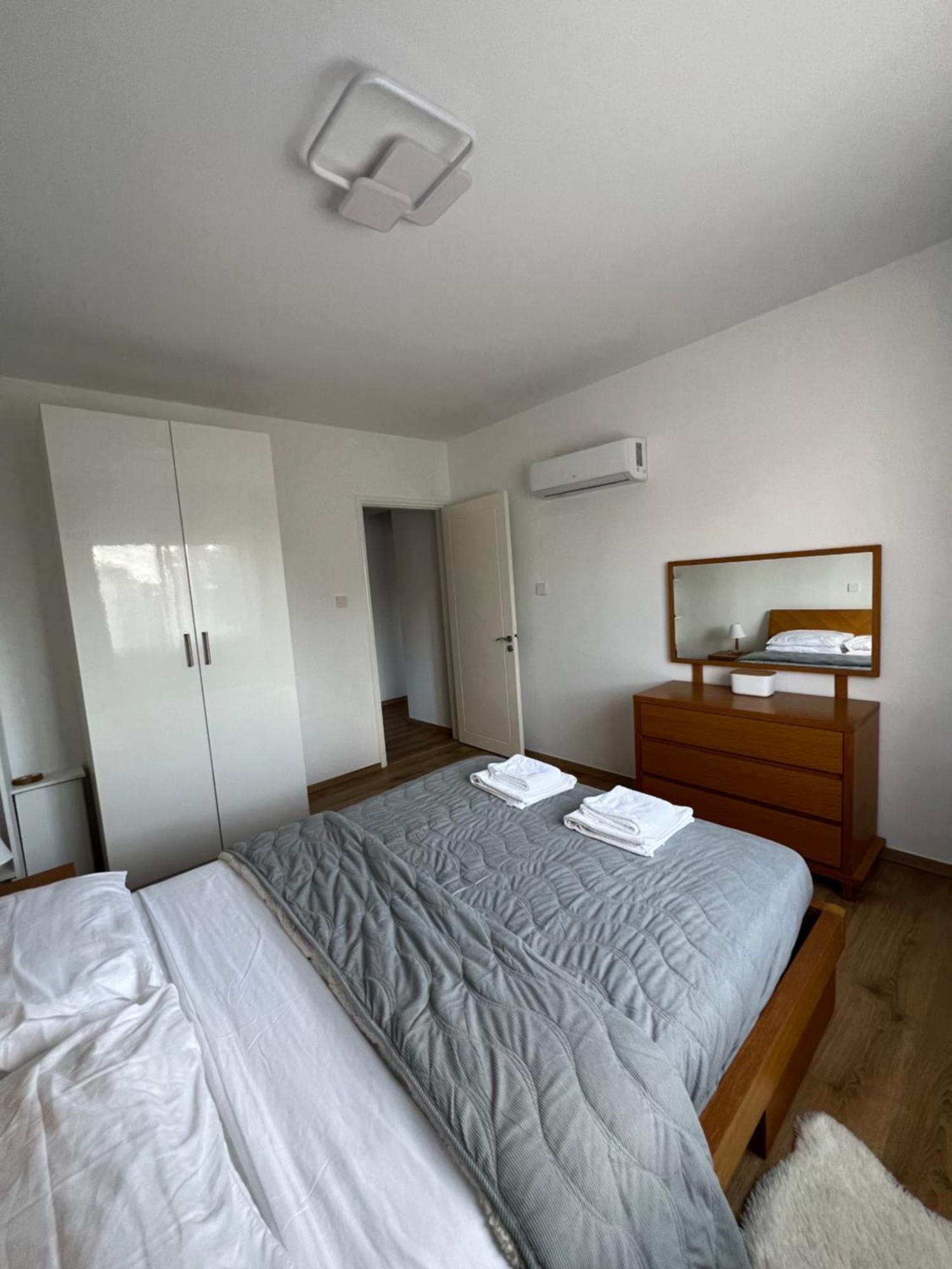 Iris Village Grand Apartment Paphos Buitenkant foto
